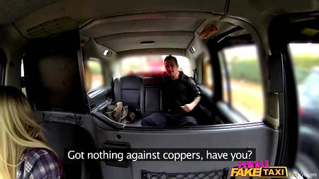 Парень удачно словил автомобиль такси