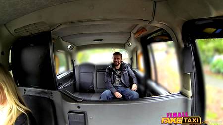Возбудившаяся таксистка ебется с мужчиной на заднем сиденье авто
