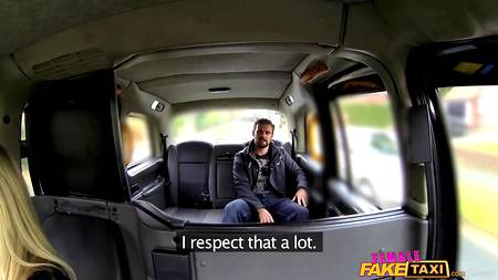 Возбудившаяся таксистка ебется с мужчиной на заднем сиденье авто