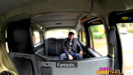 Возбудившаяся таксистка ебется с мужчиной на заднем сиденье авто
