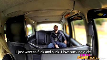 Возбудившаяся таксистка ебется с мужчиной на заднем сиденье авто