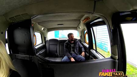 Возбудившаяся таксистка ебется с мужчиной на заднем сиденье авто