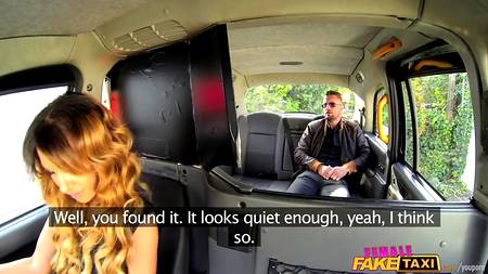 Выебал в машине до оргазма шикарную зрелую таксистку
