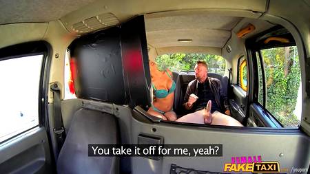 Выебал в машине до оргазма шикарную зрелую таксистку