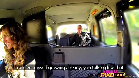 Пассажир отымел таксистку в ее рабочем автомобиле