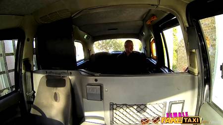 Пассажир отымел таксистку в ее рабочем автомобиле
