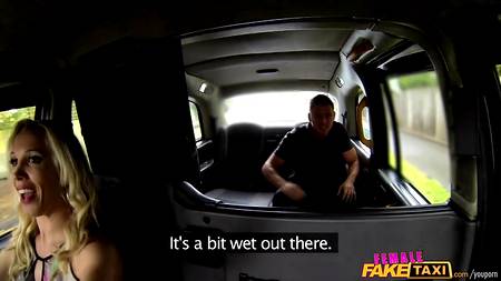 Таксистка ебется с пассажиром в рабочем автомобиле