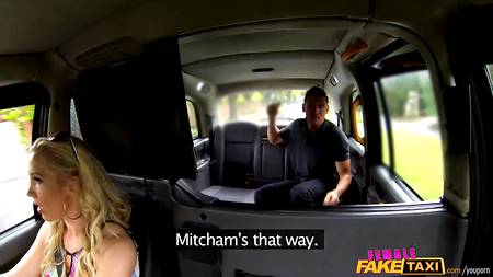 Таксистка ебется с пассажиром в рабочем автомобиле