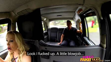 Таксистка ебется с пассажиром в рабочем автомобиле