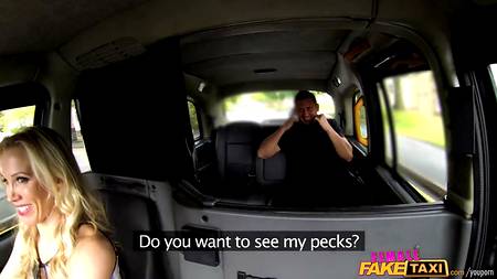 Таксистка ебется с пассажиром в рабочем автомобиле