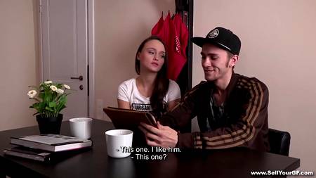 Сексапильная сучка любит трахаться когда за этим наблюдают со стороны