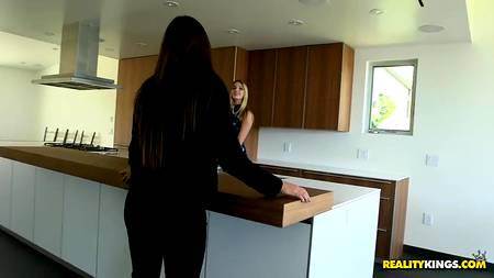 Роскошные лесбиянки умело действуют языками