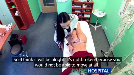 Девушки отдались доктору на больничной койке