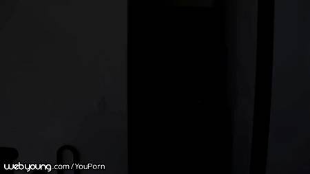 Роскошные лесбы шалят язычками под кухонным столом в позе 69