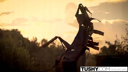 Пианист распечатал девственную попку молодой брюнетки