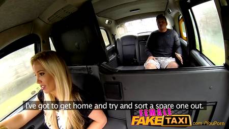 Шикарная блондинка весело проводит время в такси