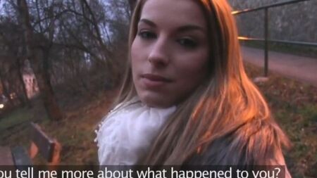 Девушка отрабатывает телом каждый доллар