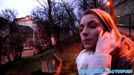 Девушка отрабатывает телом каждый доллар