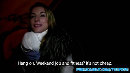 Девушка отрабатывает телом каждый доллар