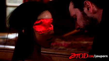 Знойная азиатка оргазмирует от фистинга с белым парнем