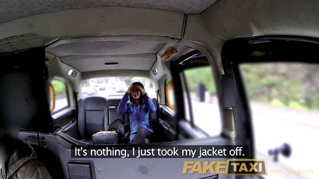 Сексуальная пассажирка скрасила скучный день таксисту
