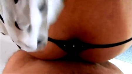 Ухажер присунул сзади обездвиженной на кухне девушке