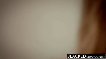 Негритос жестко трахнул белую шлюшку