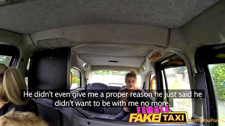 Счастливые лесби струйно кончают в такси