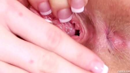 Рыженькая бестия демонстрирует влагалище крупным планом