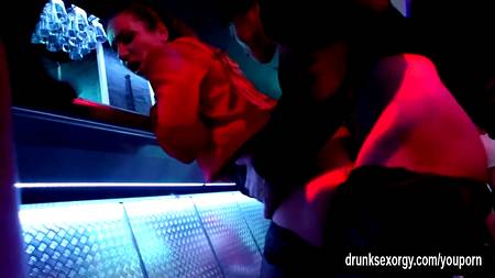 Безотказные телки трахаются с мужиками на секс вечеринке