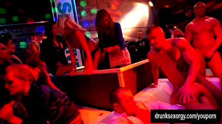 Безотказные телки трахаются с мужиками на секс вечеринке