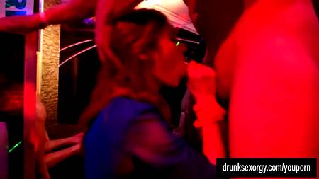 Безотказные телки трахаются с мужиками на секс вечеринке