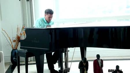 Мужик скрутил и трахнул сексапильную блондинку