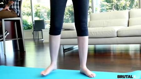 Мужик не смог устоять перед желанием овладеть страстной брюнеткой