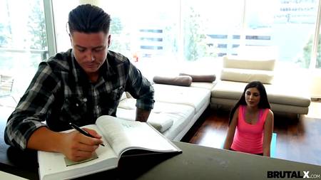 Мужик не смог устоять перед желанием овладеть страстной брюнеткой