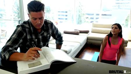 Мужик не смог устоять перед желанием овладеть страстной брюнеткой