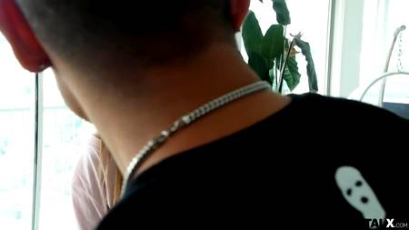 Худенькая девушка направилась на жесткий секс