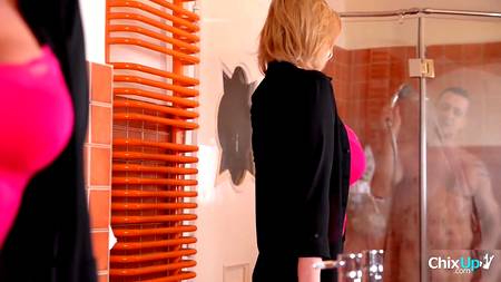 Сисястая блондинка классно отсасывает своему кобелю