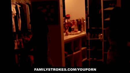 Двое парней жестко трахают симпатичную деваху