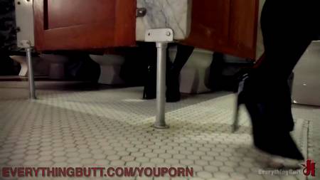 Развратные лесбиянки решили пошалить в общественном туалете