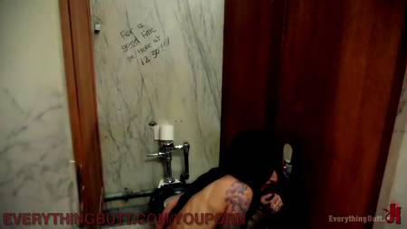 Развратные лесбиянки решили пошалить в общественном туалете