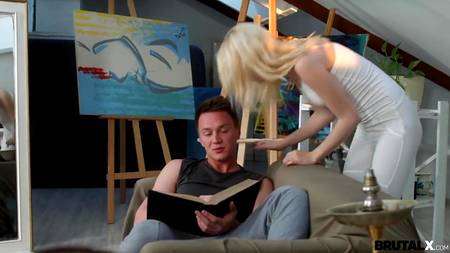 Русский парень жестко выебал милую блондинку