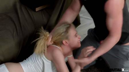 Русский парень жестко выебал милую блондинку