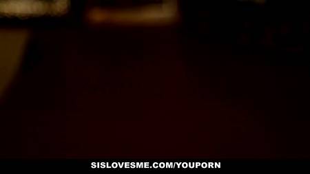 Кавалер выручил мастурбирующею молодую брюнетку