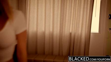 Симпатичная девушка попросила негра ее трахнуть