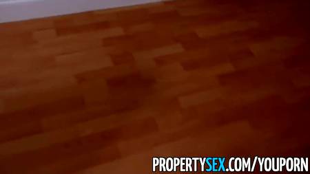 Ухажер отодрал сучку в деловом костюмчике на рабочем месте