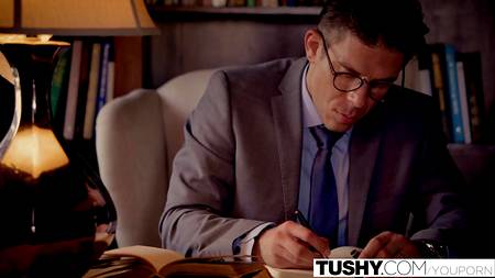 Преподаватель воспользовался анальным отверстием своей студентки