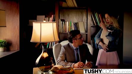 Преподаватель воспользовался анальным отверстием своей студентки