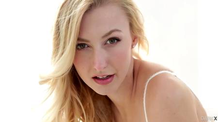 Страстная блондинка позволила негру трахнуть ее в попку