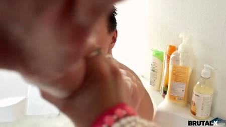 Красивая девушка полностью подчинилась своему парню